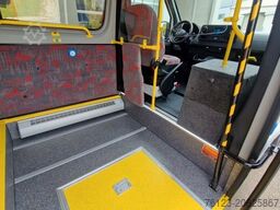 MERCEDES-BENZ 2 x Lagerfahrzeug Bürgerbus Niederflur 9 Sitze