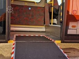 MERCEDES-BENZ 2 x Lagerfahrzeug Bürgerbus Niederflur 9 Sitze