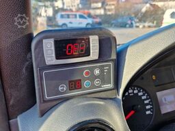 MERCEDES-BENZ 2 x Lagerfahrzeug Bürgerbus Niederflur 9 Sitze