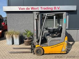 JUNGHEINRICH EFG215 EFG215 triplo460 freelift sideshift 2016 heftruck forklift electrisch
