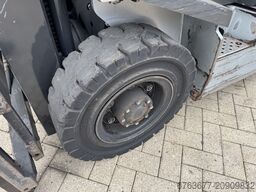 NISSAN UD02A25PQ Triplo 430 Freelift/Sideshift LPG 2006