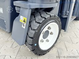 Combilift C3000CB GAS TRIPLEX 4900 POSITIONER TOP1