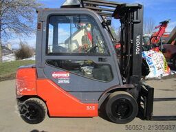 Toyota 8FDF25 - Triplex 4,7m -Seitenschieber mit Zinkenve