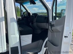 Mercedes-Benz Sprinter 316CDI Box truck w/ Lift. 115,000 km.