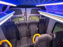 MERCEDES-BENZ 519  Allrad 4 x 4 Lagerfahrzeug Stock 20 Sitzer