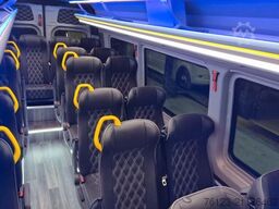 MERCEDES-BENZ 519  Allrad 4 x 4 Lagerfahrzeug Stock 20 Sitzer