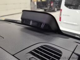 MERCEDES-BENZ 519  Allrad 4 x 4 Lagerfahrzeug Stock 20 Sitzer