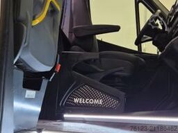 MERCEDES-BENZ 519  Allrad 4 x 4 Lagerfahrzeug Stock 20 Sitzer