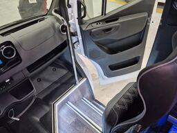 MERCEDES-BENZ 519  Allrad 4 x 4 Lagerfahrzeug Stock 20 Sitzer