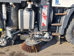 Unimog U400 met Schmidt SK350 veegmachine