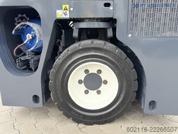Combilift CB4000 TRIPLEX 5200 FREE-LIFT POSITIONER
