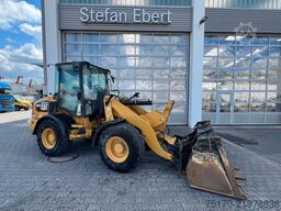Caterpillar 908M / 2.644h / Gabel / Schaufel
