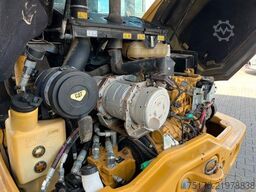 Caterpillar 908M / 2.644h / Gabel / Schaufel