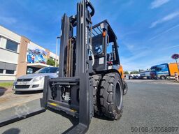 Doosan D30NXP mit Zwillingsbereifung