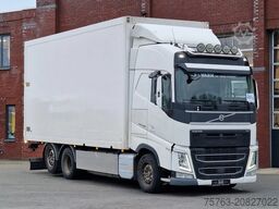 Volvo FH 13.540 Globetrotter 6x2 - Closed box with si...