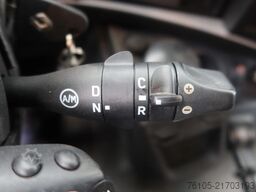 Renault D240 Bak met deuren + Klep 2.000 kg. Automaat. ...