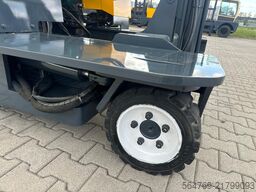 Combilift C2500 / Compact / Wide positioner