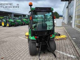 John Deere 1026R mit Anbaugeräten