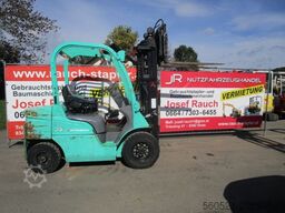 Mitsubishi 2,5 Ton.- Triplex 4,7m - Zinkenversteller + Seiten