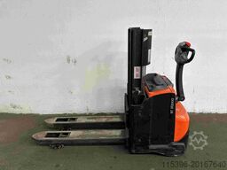 Toyota SWE 200 D - mit INITIALHUB ! - nur 149 Stunden !!