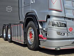Scania R590 V8 6X4 / 2 TANKS / NL TRUCK! 80T
