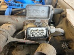  PLATEAU-WECHSELPRITSCHE MIT LOGLIFT 140S INKL. ROTATOR UND GREIFER