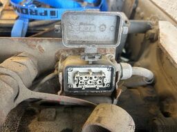 PLATEAU-WECHSELPRITSCHE MIT LOGLIFT 140S INKL. ROTATOR UND GREIFER