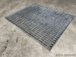 Gesamttiefe: 1.113 mm / Gesamtbreite: 885mm / MW: 68 x 33 mm / GR-155