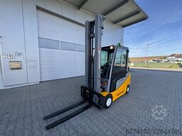 Jungheinrich EFG320 + Ladegerät 3753--EK