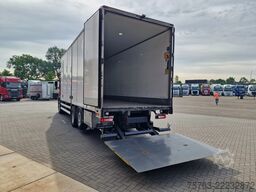 Volvo FM 370 Globetrotter 6x2*4 - Box with sidedoors ...