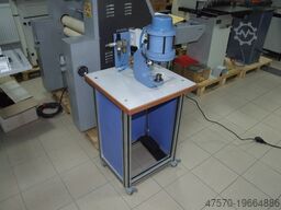 Eyeletting machine for advertising banners
