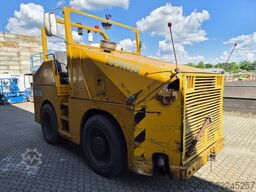Paus Z70H, pushback Tractor 4x4, Year 2009.