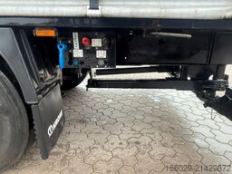 KRONE Planenauflieger mit Staplerhalterung