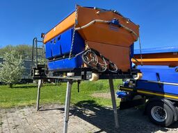 Mercedes-Benz Unimog U535 mit Schmidt S30 Streuer