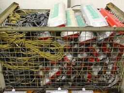 Kaufel mit Batterien und Ladegerät