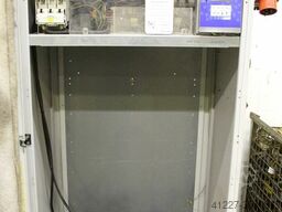 Kaufel mit Batterien und Ladegerät