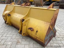 CAT Backhoe bucket