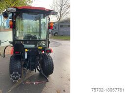 Kubota B2650 mit Frontlader und Schaufel