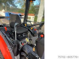Kubota B2650 mit Frontlader und Schaufel