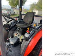 Kubota B2650 mit Frontlader und Schaufel
