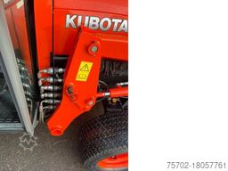 Kubota B2650 mit Frontlader und Schaufel