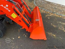 Kubota B2650 mit Frontlader und Schaufel