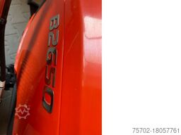 Kubota B2650 mit Frontlader und Schaufel
