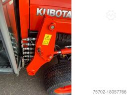 Kubota B2650 mit Frontlader und Schaufel