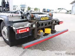 eActros 300 L Abrollkipper mit Haken