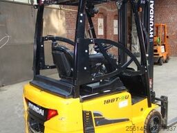 HYUNDAI 18BT-9U  UVV Neu  4,25m Hubh 1680kg Ladegerät