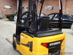 HYUNDAI 18BT-9U  UVV Neu  4,25m Hubh 1680kg Ladegerät