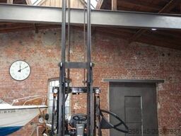 HYUNDAI 18BT-9U  UVV Neu  4,25m Hubh 1680kg Ladegerät