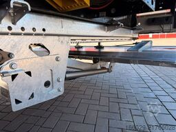 KRONE Koffer-Sattelauflieger mit Ladebordwand