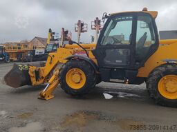 JCB 535-140 with forks and loading bucket